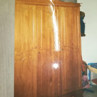 Armario de madera y cómoda