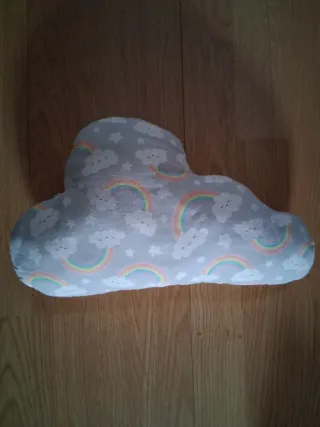Cojín nube bebé arcoíris