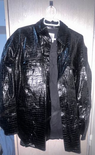 Chaqueta Zara efecto piel serpiente