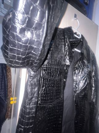 Chaqueta Zara efecto piel serpiente