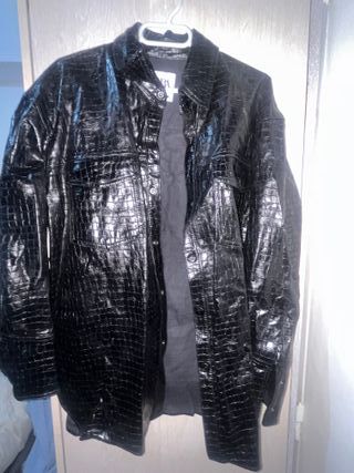 Chaqueta Zara efecto piel serpiente