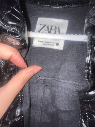 Chaqueta Zara efecto piel serpiente