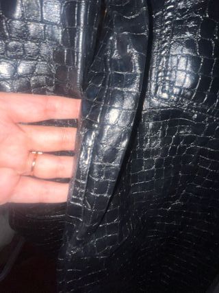 Chaqueta Zara efecto piel serpiente
