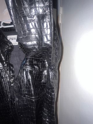 Chaqueta Zara efecto piel serpiente