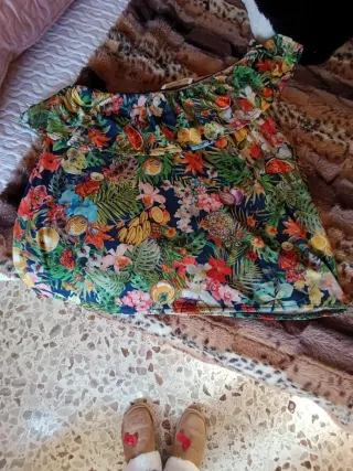 Camiseta hombro descubierto estampado frutal