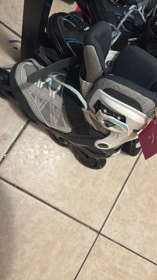 Patines en línea grises y negros