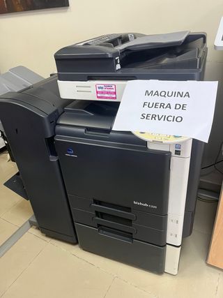 Impresora Konica Minolta Bizhub C220 con Finalizad
