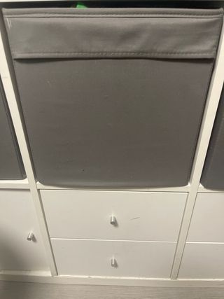 Mueble bajo blanco con cajones y cubos