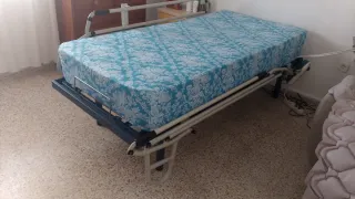 Cama articulada azul y blanca