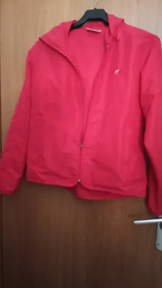 Chubasquero rojo con capucha y bolsillos