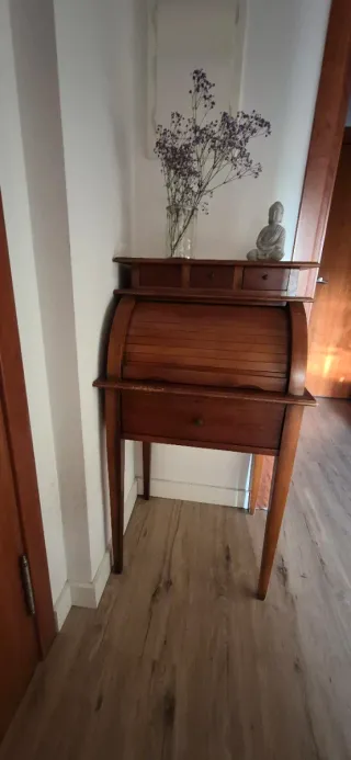 Scrivania in legno con cassetti