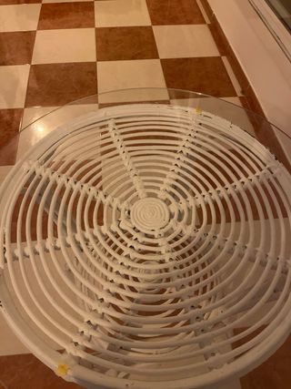 Tavolo rotondo in vimini con piano in vetro 70cm