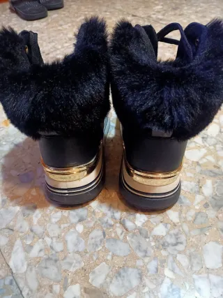 Scarpe donna nere con dettagli oro