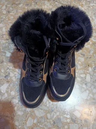 Scarpe donna nere con dettagli oro