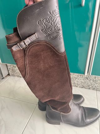 Botas de piel marrones y negras