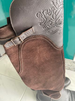 Botas de piel marrones y negras