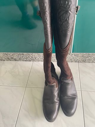Botas de piel marrones y negras