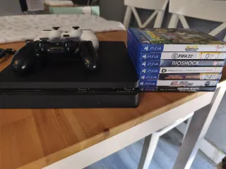 PS4 Slim Negra + 7 Juegos y 2 mandos