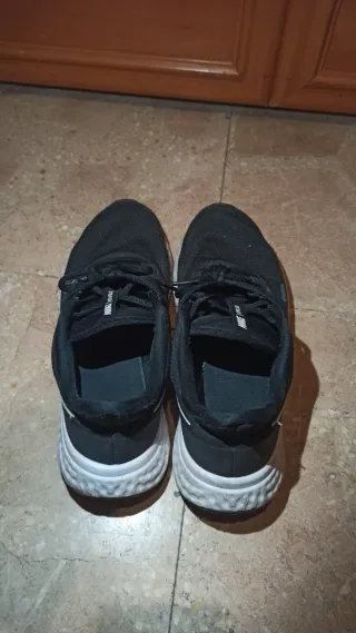 Nike Revolution 42 Negro Blanco