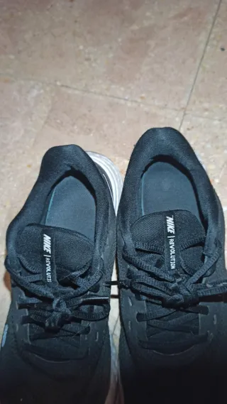 Nike Revolution 42 Negro Blanco