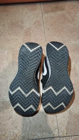 Nike Revolution 42 Negro Blanco