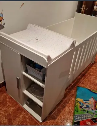 Cuna blanca con cambiador y almacena