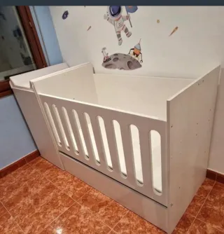 Cuna blanca con cambiador y almacena