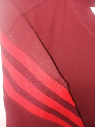 Camiseta Adidas burdeos con rayas rojas