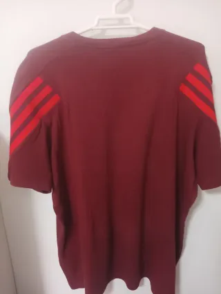 Camiseta Adidas burdeos con rayas rojas