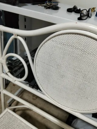 Mesita de noche y cabecero de mimbre