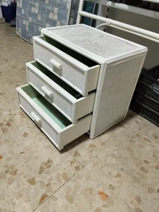 Mesita de noche y cabecero de mimbre