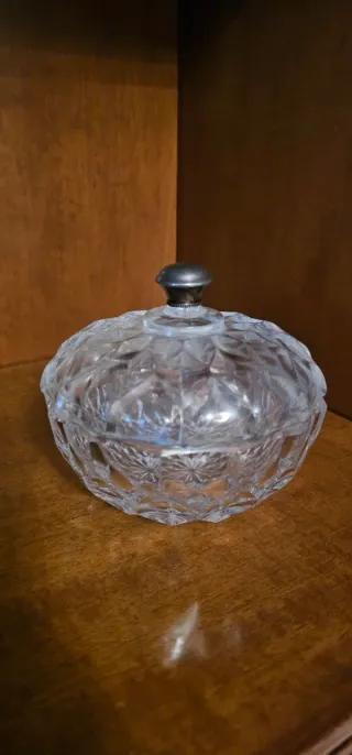 Caja de cristal antigua con tapa