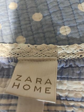 Colcha azul con puntos blancos