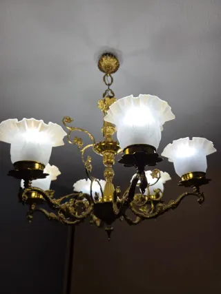 Lámpara de techo dorada y blanca