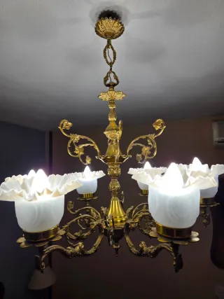 Lámpara de techo dorada y blanca