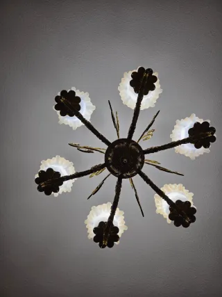 Lámpara de techo dorada y blanca