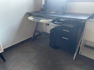 Scrivania nera in metallo e formica