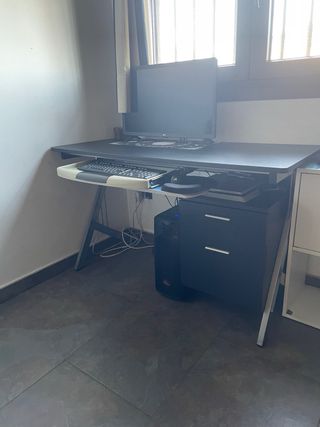 Scrivania nera in metallo e formica