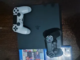 PS4 Slim Negra + 2 Mando Blanco y negro +2 Juegos