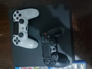 PS4 Slim Negra + 2 Mando Blanco y negro +2 Juegos