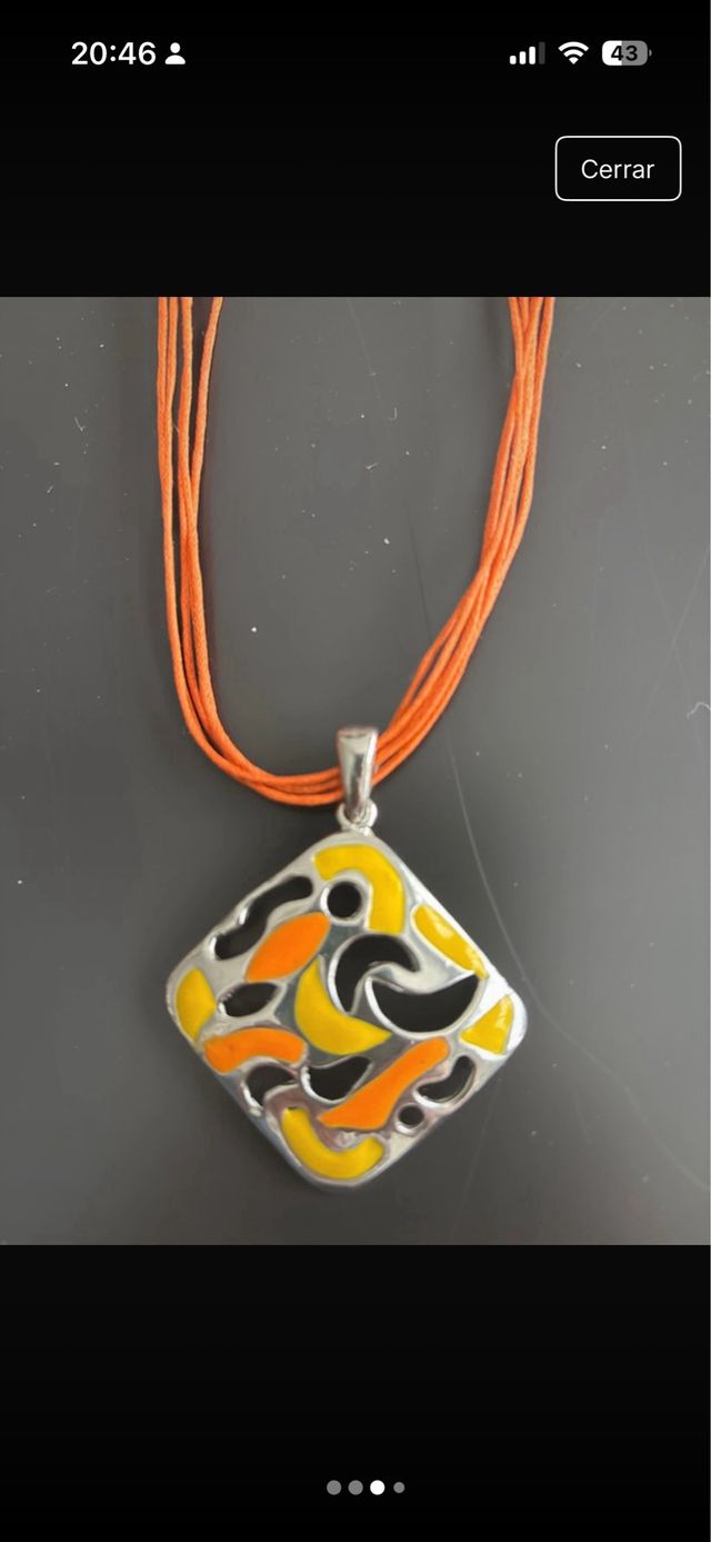 Colgante de metal naranja y negro