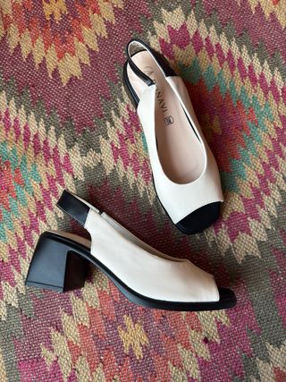 Sandalias de piel beige y negro nuevas, 37