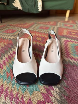 Sandalias de piel beige y negro nuevas, 37