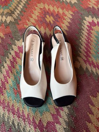 Sandalias de piel beige y negro nuevas, 37