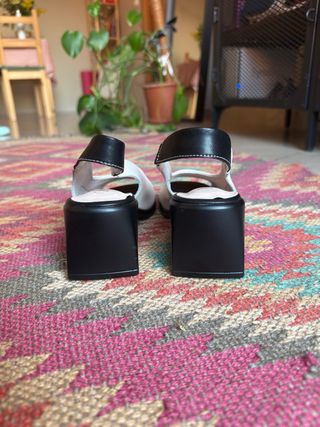 Sandalias de piel beige y negro nuevas, 37