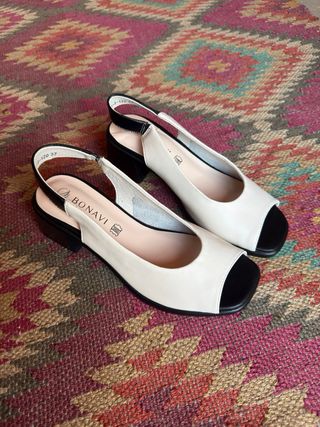 Sandalias de piel beige y negro nuevas, 37