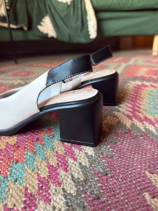 Sandalias de piel beige y negro nuevas, 37