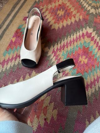 Sandalias de piel beige y negro nuevas, 37