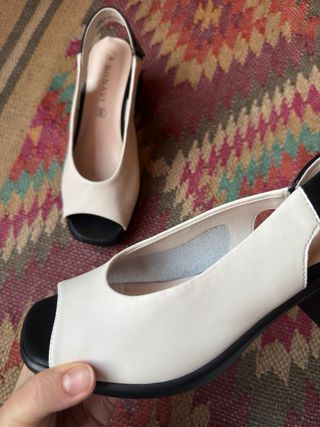 Sandalias de piel beige y negro nuevas, 37