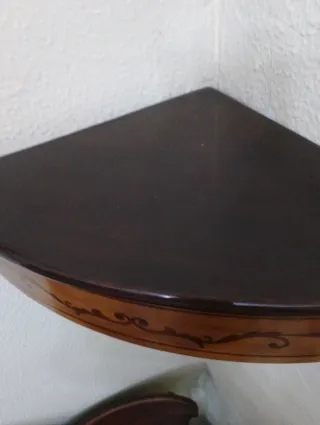 Rinconera de madera tallada